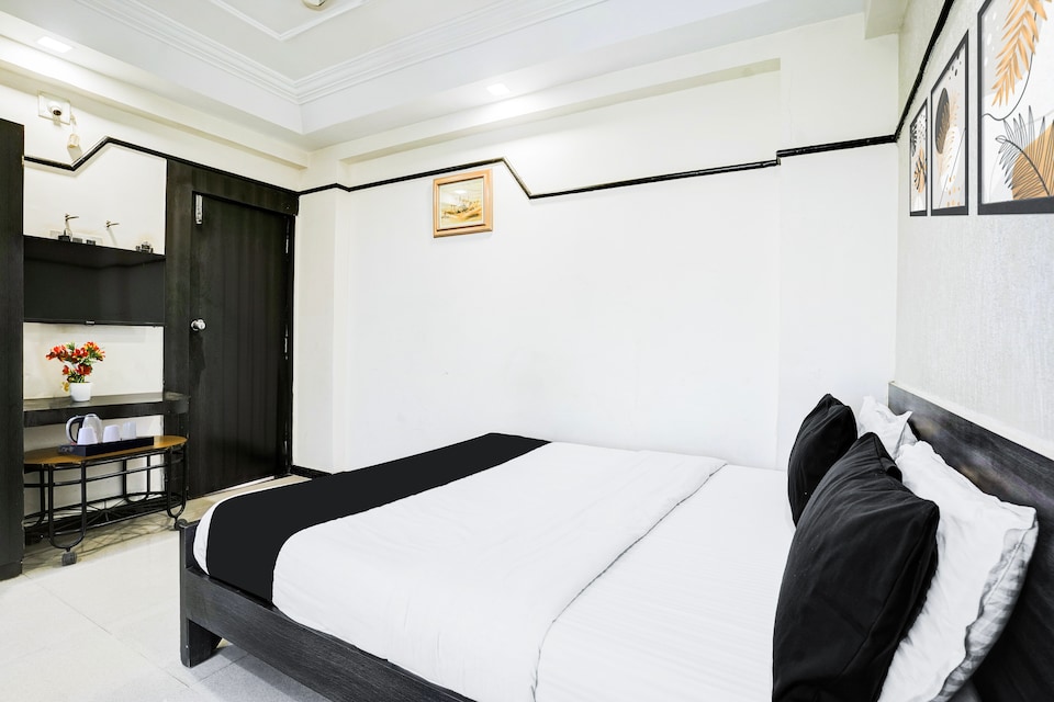 Collection O Ashram Road Near Sardar Bridge Formerly Hotel Apple Inn, Ashram Road Ahmedabad, Ahmedabad