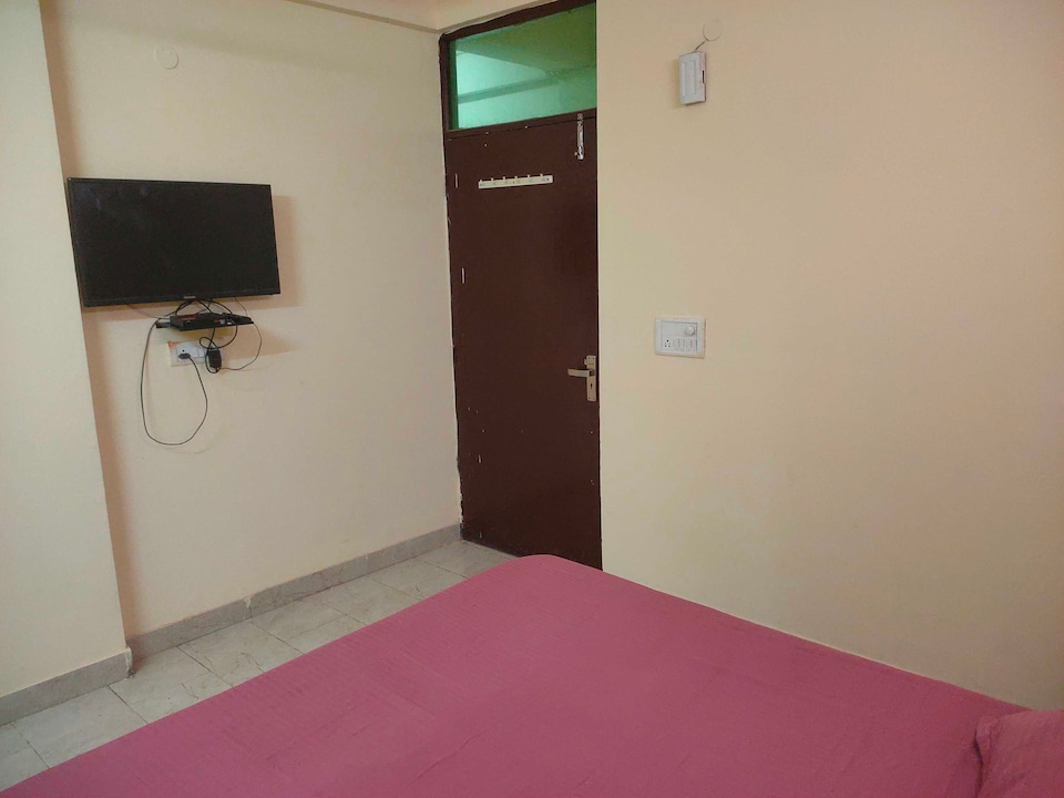 OYO 828033 Triple Crown Inn, Chhatarpur Delhi, Delhi