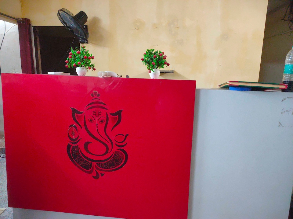 OYO 828033 Triple Crown Inn, Chhatarpur Delhi, Delhi