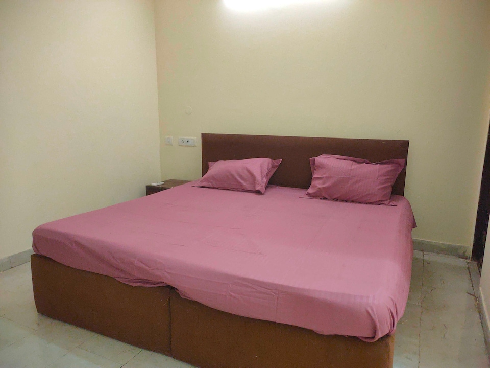 OYO 828033 Triple Crown Inn, Chhatarpur Delhi, Delhi