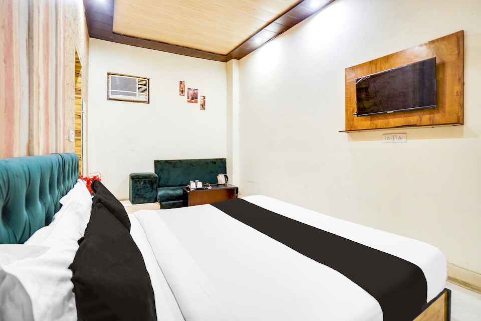OYO 828195 Hotel Platinum, Vaishali Kaushambi Metro, Ghaziabad
