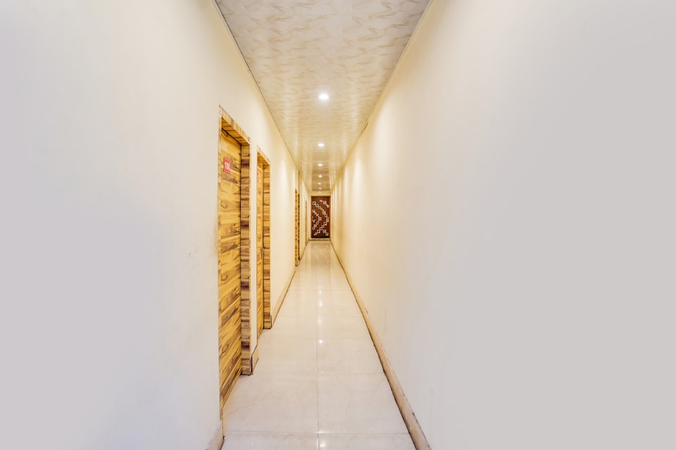 OYO 828195 Hotel Platinum, Vaishali Kaushambi Metro, Ghaziabad