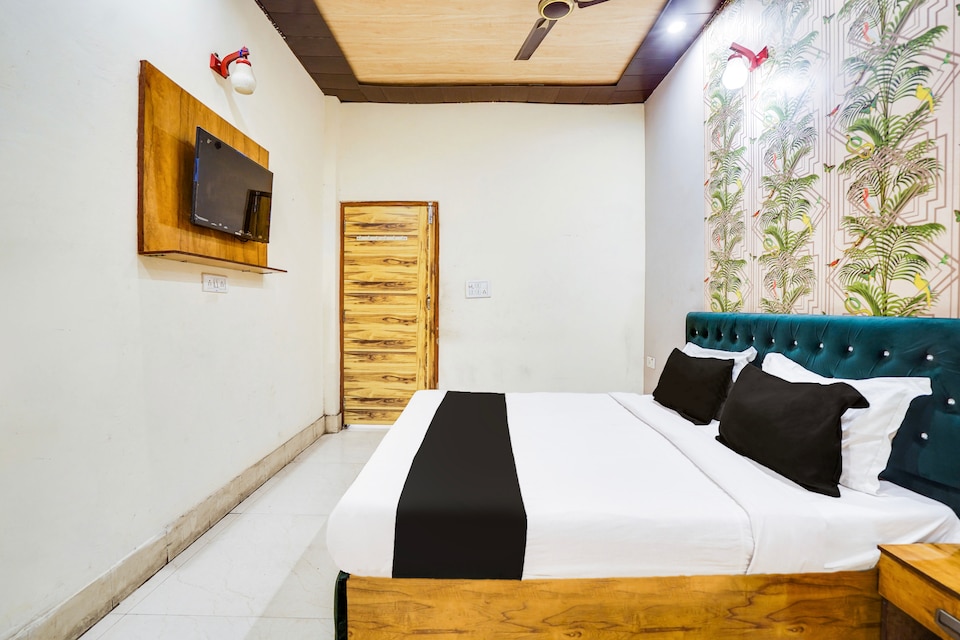 OYO 828195 Hotel Platinum, Vaishali Kaushambi Metro, Ghaziabad