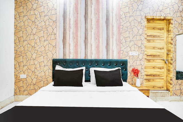 Hotel Platinum Nearest Raj Bagh Metro Station Saheed Nagar