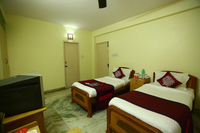 OYO Apartment Hotel Jothi Comfort Perungudi Near Thiruvalluvar Nagar Beach