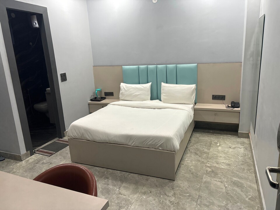 OYO 828426 The Royal Hotel, Anand Vihar Delhi, Delhi