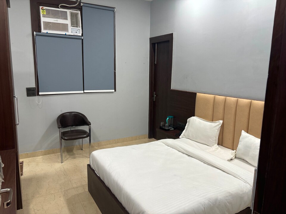 OYO 828426 The Royal Hotel, Anand Vihar Delhi, Delhi