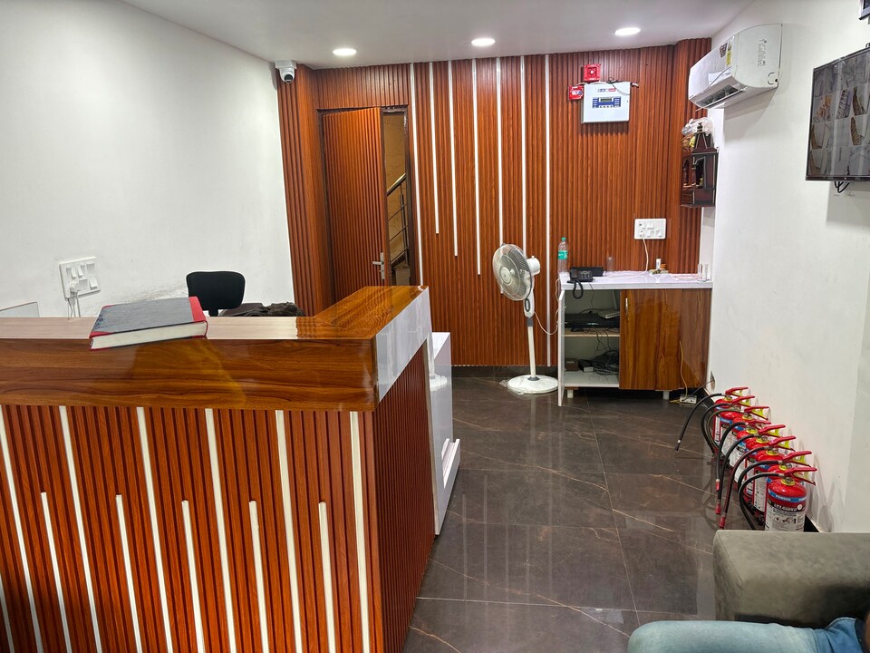 OYO 828426 The Royal Hotel, Anand Vihar Delhi, Delhi