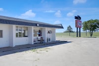 First Inn By OYO Quinter Hwy 70