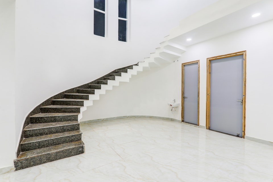 Hotel O The Whitehouse, Golghar, Gorakhpur