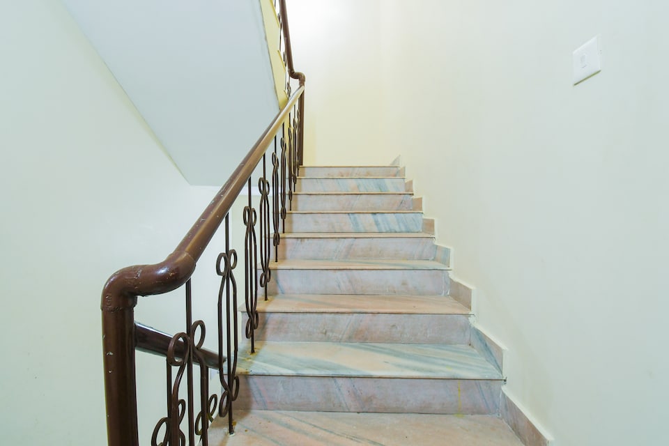 Super Hotel O Dakshin Dwar Formerly Radha Krishna Niwas, Swargdwar Puri, पुरी