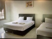 OYO 94261 Madani