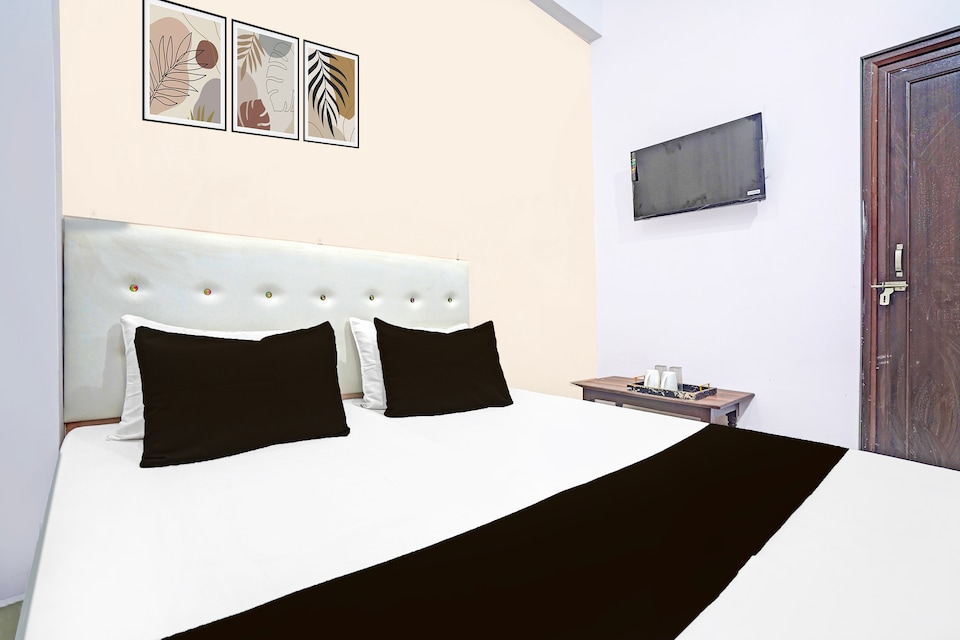 Hotel O  Atithi Stay Lodge, Chowk Allahabad, Prayagraj