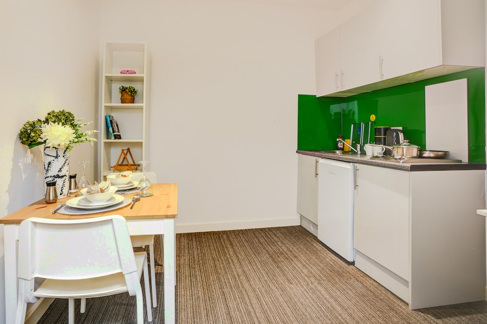 Kingston Luxe Suites Riverside Apartment Belvilla, Wembley London, London