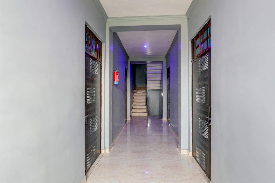 SPOT ON Hotel Sky Inn, Hazratganj Lucknow, Lucknow