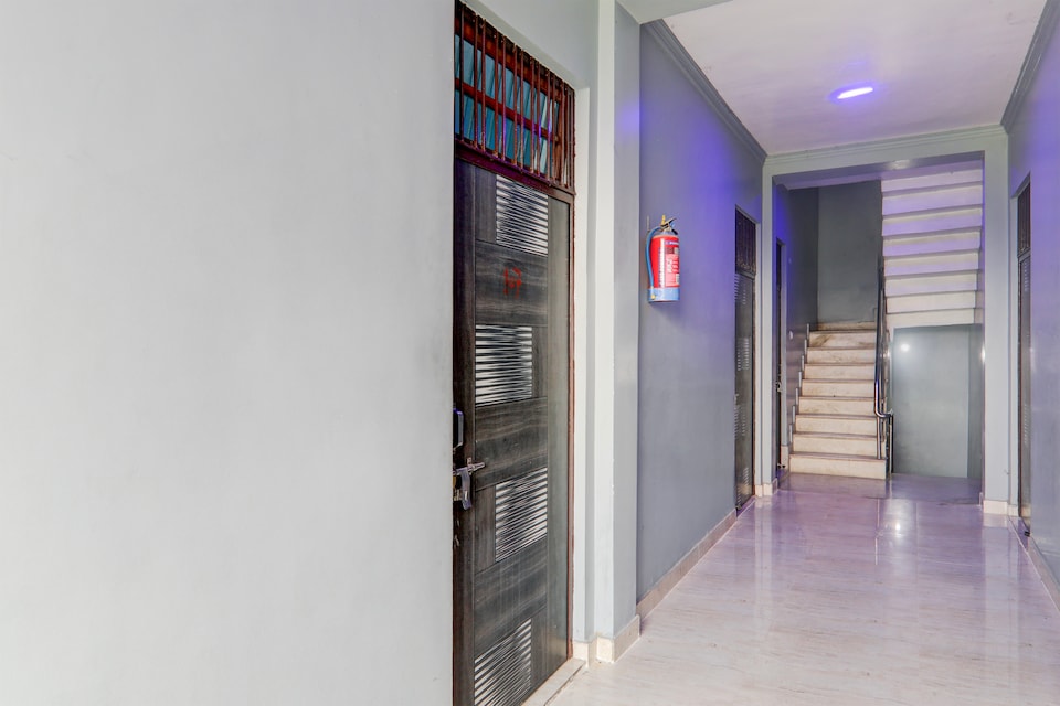 SPOT ON Hotel Sky Inn, Hazratganj Lucknow, Lucknow