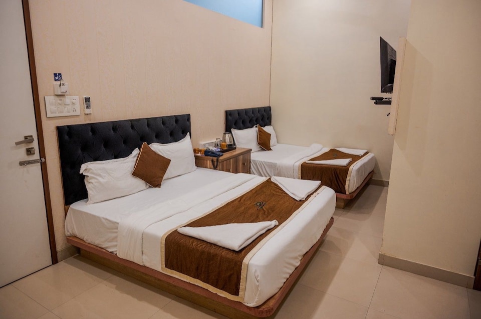 Collection O Ville Parle Formerly Freedom Star, Mumbai Bandra-Khar-Santacruz, Mumbai