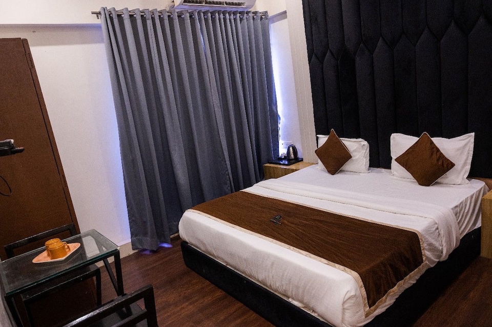 Collection O Ville Parle Formerly Freedom Star, Mumbai Bandra-Khar-Santacruz, Mumbai