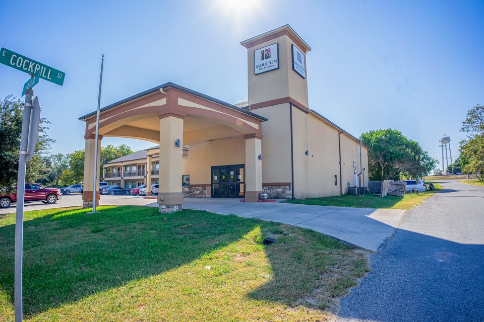 Moulton Inn & Suites By OYO Near Shiner TX, Moulton, TX, Moulton, TX