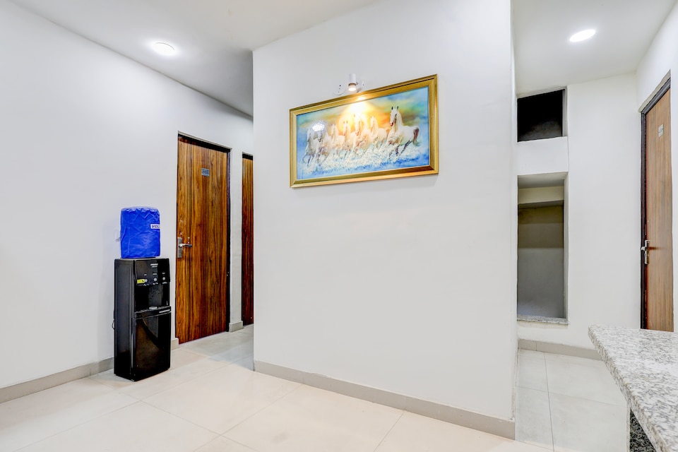 Hotel O Sector 25 Near Iskcon Temple Formerly Hotel Amazing House, Pitampura - Rohini Delhi, Delhi