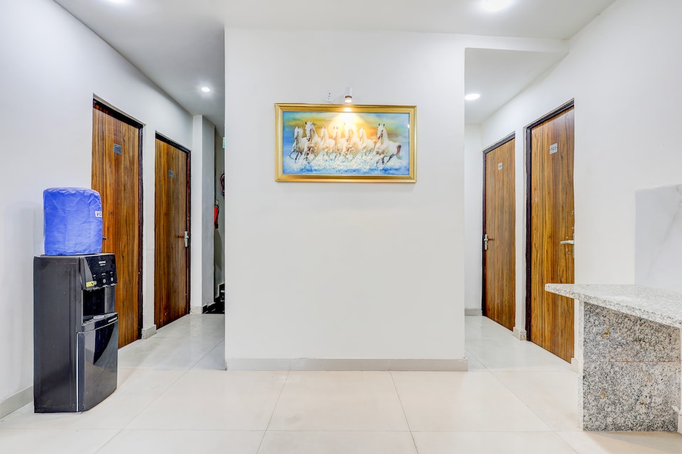 Hotel O Sector 25 Near Iskcon Temple Formerly Hotel Amazing House, Pitampura - Rohini Delhi, Delhi