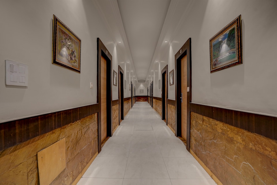 Collection O by OYO Amritsar Bus Stand Formerly Hotel Ricky International, Company garden Amritsar, Amritsar