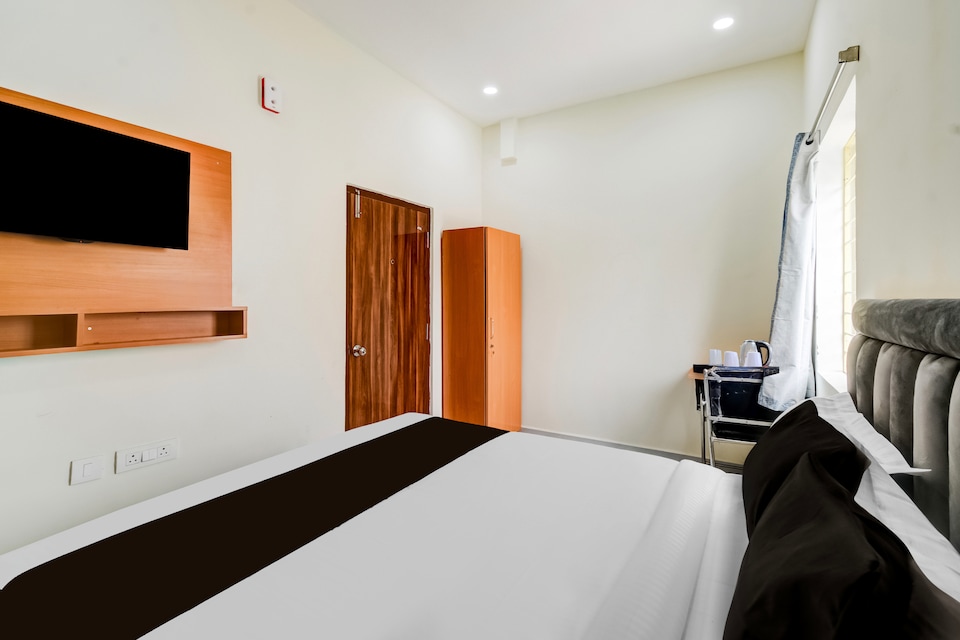 Super Townhouse Oak Kamineni Bus Stop, LB Nagar-Uppal, Hyderabad