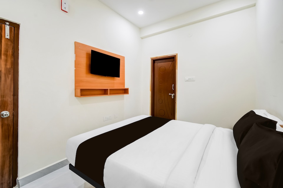 Super Townhouse Oak Kamineni Bus Stop, LB Nagar-Uppal, Hyderabad