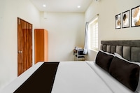 Super Townhouse Oak Kamineni Bus Stop