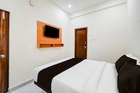 Super Townhouse Oak Kamineni Bus Stop