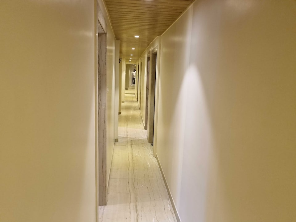 Hotel O Om Sai Guest house, Mumbai Borivali-Dahisar-Mira Road, Mumbai