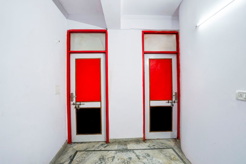 Hotel O Maharaja Hotel Near Vinayak Hospital Galli no. 5 Atta Market, Noida City, Noida