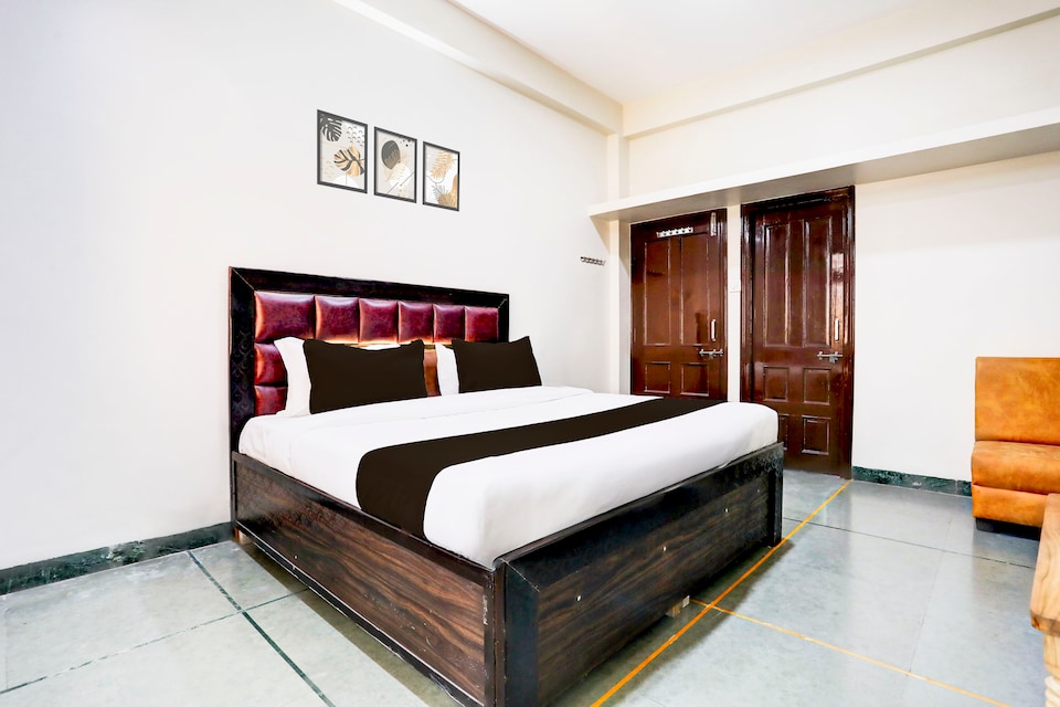 OYO 830087 The Baba Gest House, MG Road Indore, Indore
