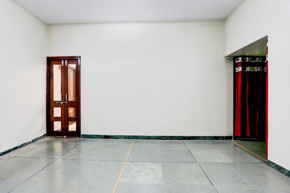 OYO 830087 The Baba Gest House, MG Road Indore, Indore