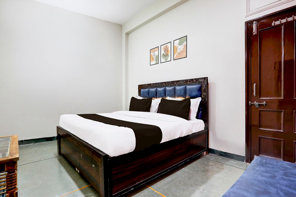 OYO 830087 The Baba Gest House, MG Road Indore, Indore