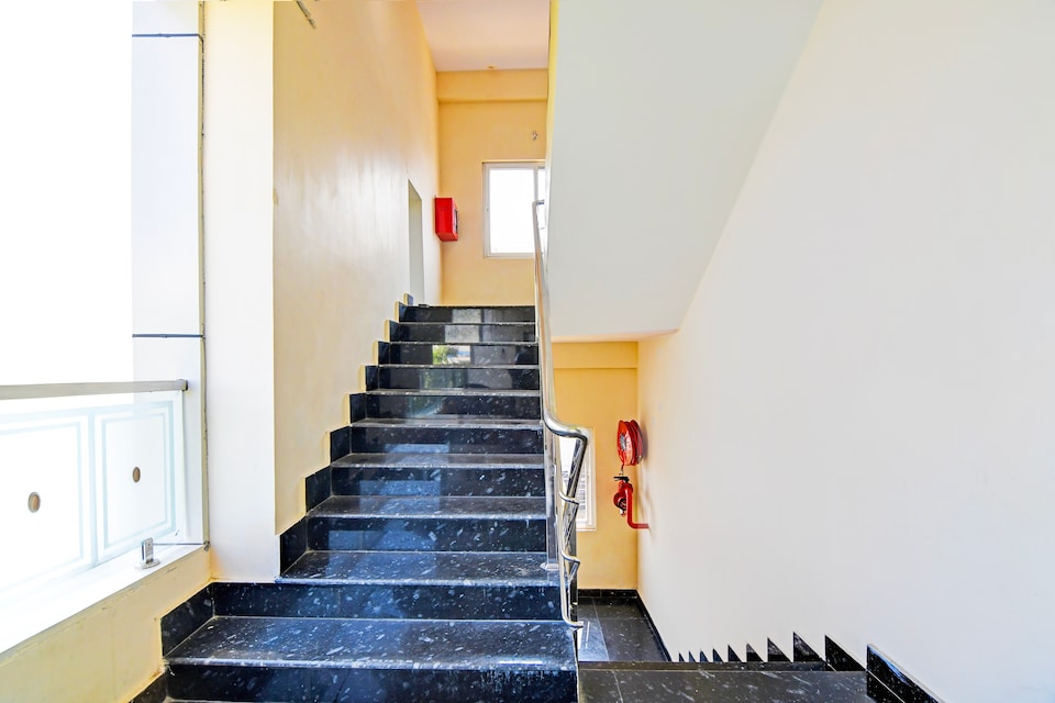 Super Townhouse Dwarakanagar Near Gurudwara, Transit Vizag, Visakhapatnam