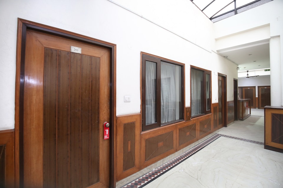 OYO Hotel Supreme, Madhya Marg Chandigarh, Chandigarh