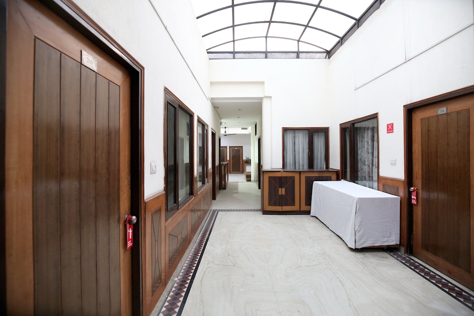 OYO Hotel Supreme, Madhya Marg Chandigarh, Chandigarh