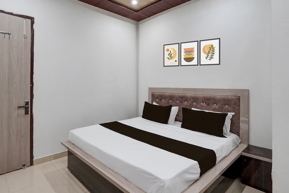 Super Townhouse Oak Char Dham Vrindavan, Banke Bihari Mandir Vrindavan, Vrindavan