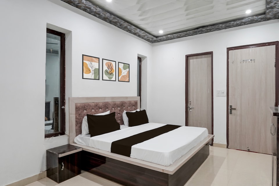 Super Townhouse Oak Char Dham Vrindavan, Banke Bihari Mandir Vrindavan, Vrindavan