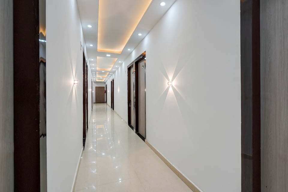 Townhouse Oak Char Dham Vrindavan, Banke Bihari Mandir Vrindavan, Vrindavan