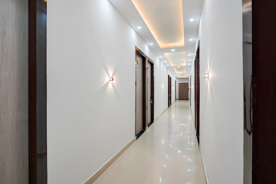 Townhouse Oak Char Dham Vrindavan, Banke Bihari Mandir Vrindavan, Vrindavan
