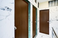 Super Hotel O Khar East Near Railway Station