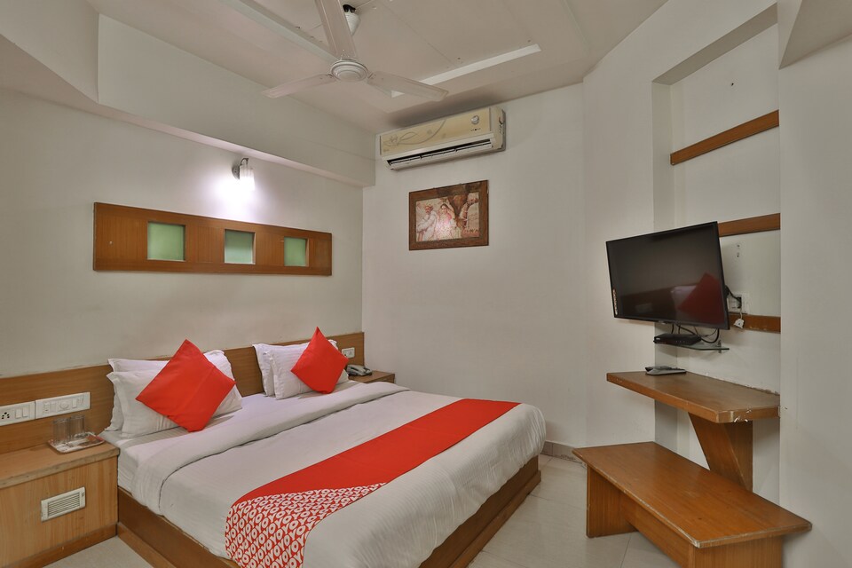 OYO 1966 Hotel Campus, Satellite-Prahlad Nagar Ahmedabad, Ahmedabad