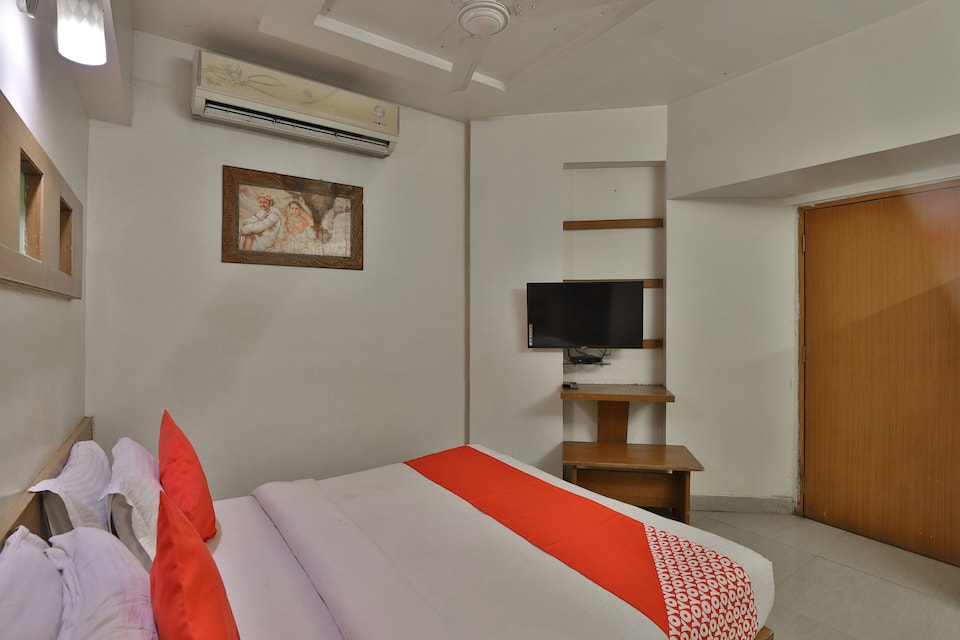 OYO 1966 Hotel Campus, Satellite-Prahlad Nagar Ahmedabad, Ahmedabad