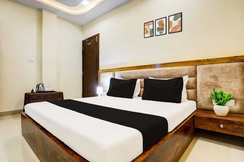 OYO 830574 Hotel Shree Ji, MG Road Indore, Indore