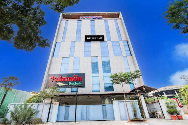 Townhouse Unnam hotels backside of Tabala Rasa Pub, financial district