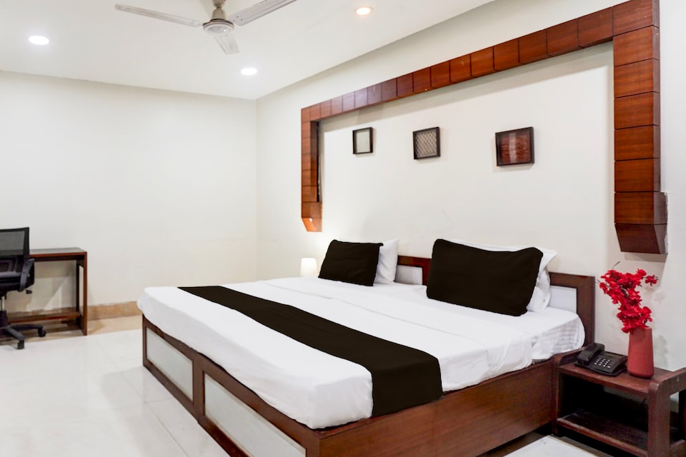 Town house Tuessday Suites Near Mr Bhatura Bala Sector 122, Noida City, Noida