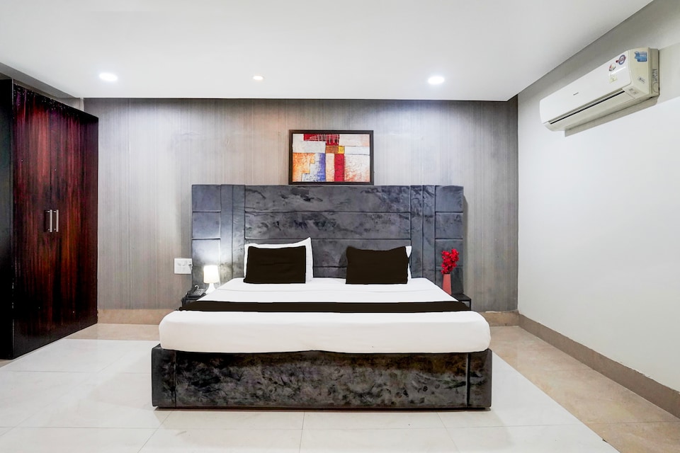 Town house Tuessday Suites Near Mr Bhatura Bala Sector 122, Noida City, Noida