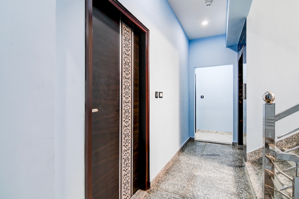 Collection O Metropolis Mall Kolkata Formerly Ax Inn, Ruby Hospital Kolkata, Kolkata